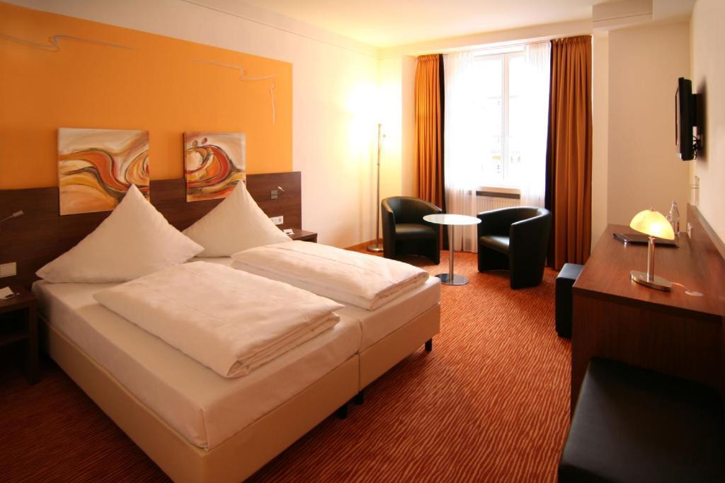Altstadthotel Arch Регенсбург Стая снимка