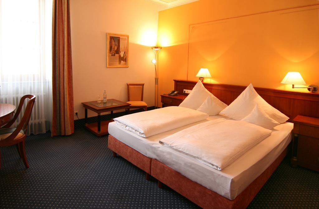 Altstadthotel Arch Регенсбург Екстериор снимка