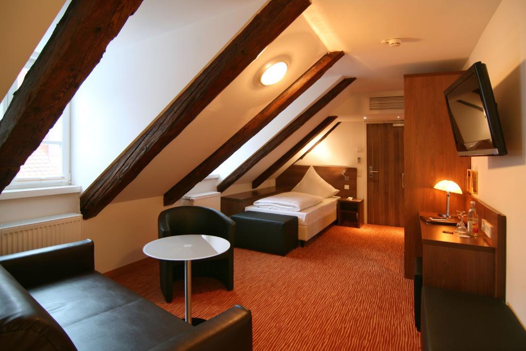 Altstadthotel Arch Регенсбург Стая снимка